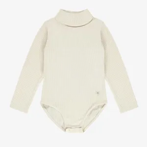 Justaucorps crème à col roulé en tricot côtelé irrégulier, enfant || Cream body with turtleneck collar in irregular rib, child